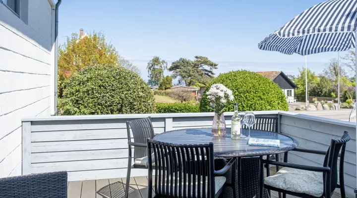 Egen terrasse med havemøbler og grill i hyggelige omgivelser i Friheden Ferielejligheder