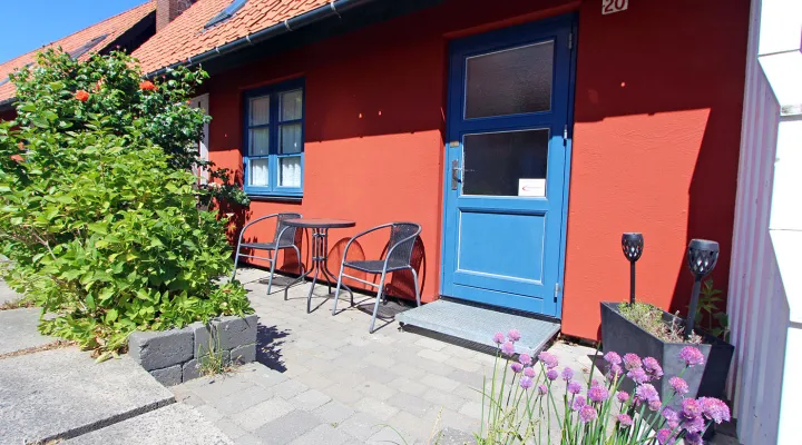 Et fint rødt feriehus i Gudhjem Feriepark set udefra