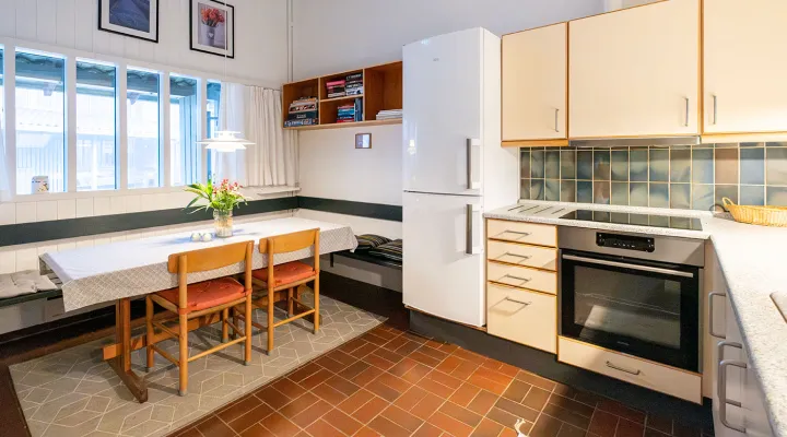 Hammershuse - Feriehus for 4-7 personer - Køkken med spiseplads