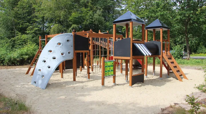 Slip børnene løs på legepladsen i Hasle Hytteby og Feriepark