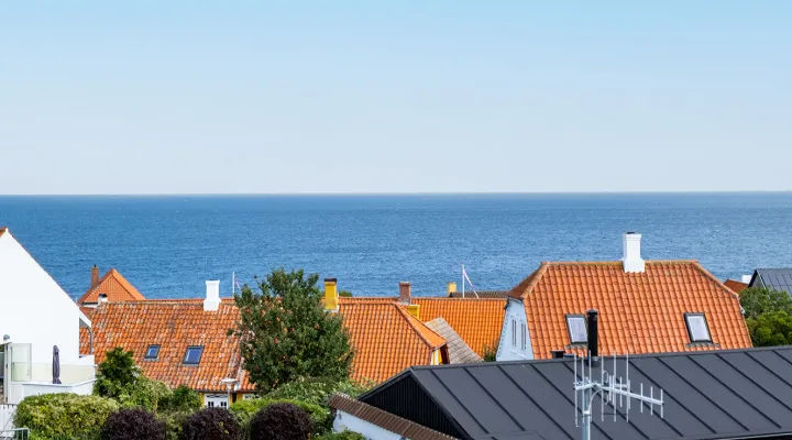 Udsigt over Gudhjem fra terrassen på 1. sal på Købmandsgården