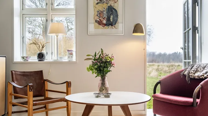 Opholdsrum med udgang til have i feriehus Odinhus