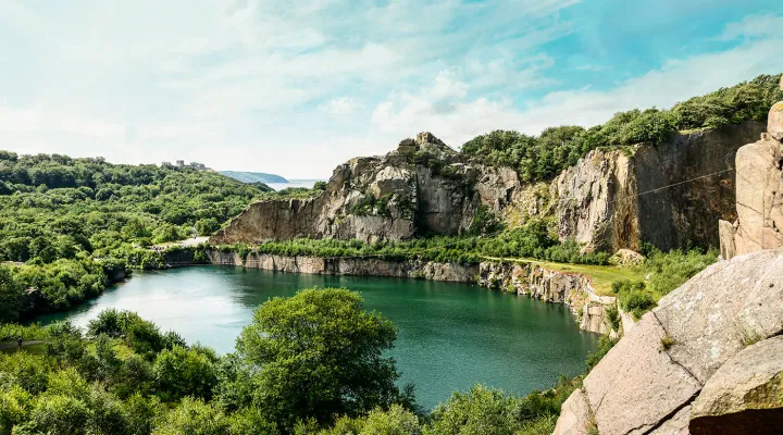 Opalsøen med blå himmel, sommer på Bornholm