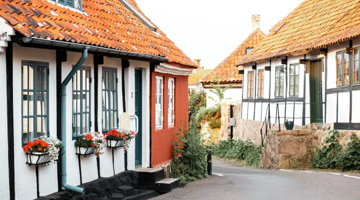 Gamle bindingsværkshuse, farverige sommerblomster, snoede gader og masser af feriestemning i Allinge-Sandvig