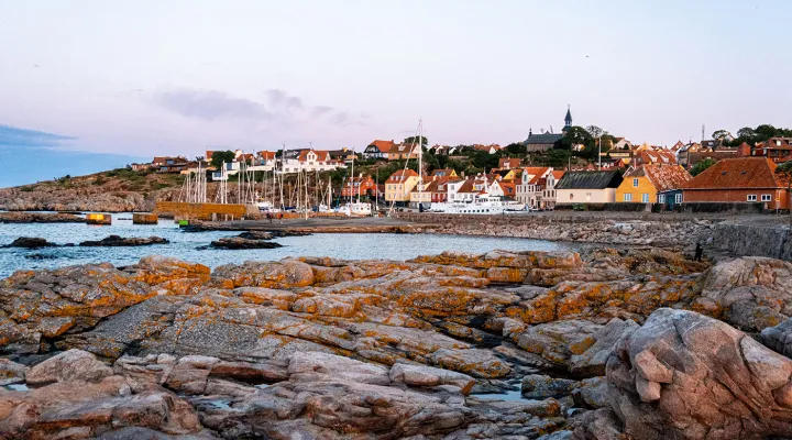 Gudhjem ligger smukt placeret på en bjergside og helt ned til vandet på Bornholm
