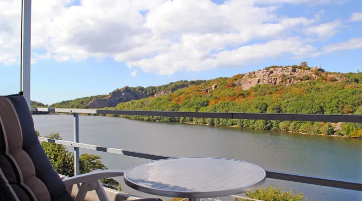 Hotel Hammersø ligger med skøn udsigt over søen