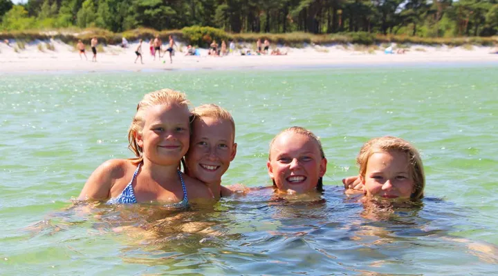 Børn i vandet på Balka Strand