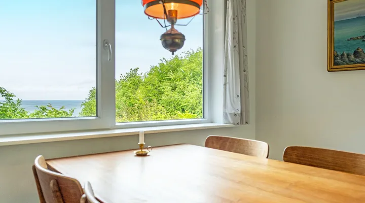 Udsigt over Østersøen fra spisebord i ferielejlighed Gnisten