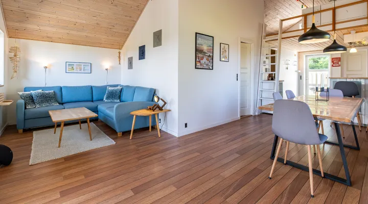 Opholdsrum med spiseplads og forbindelse til køkken i Bornhamas