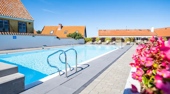 Nyd Casa Blancas dejlige swimmingpool i baghaven