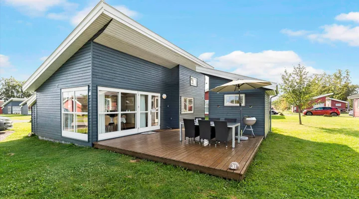 Nyd solen på den fine træterrasse i jeres feriehus i Rø Golfhuse