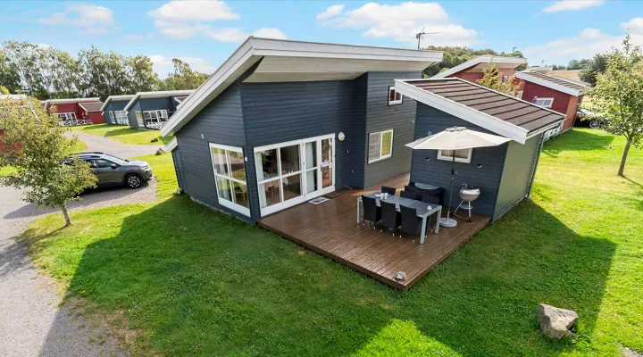 Rø Golfhuse er feriehuse for 2-6 personer med træterrasse og anneks
