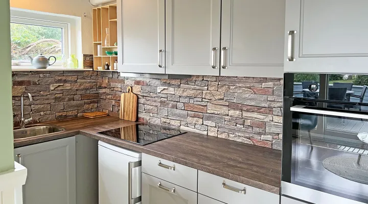 Flot og veludstyret køkken i Friheden Ferielejligheder