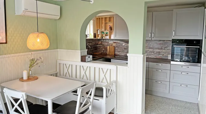 Spiseplads og køkken i Friheden Ferielejligheder