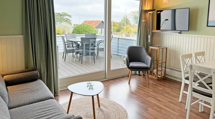 Stue med udgang til terrasse i Friheden Ferielejligheder