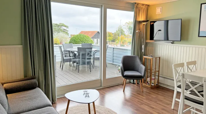 Opholdsrum med udgang til terrasse i Friheden Ferielejligheder