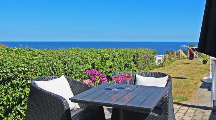 Eksempel på havudsigt fra terrasse i Gudhjem Feriepark