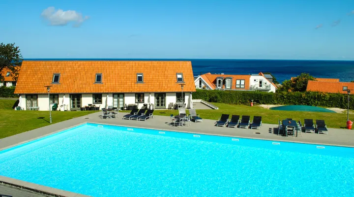 Gudhjem Feriepark med pool og havudsigt