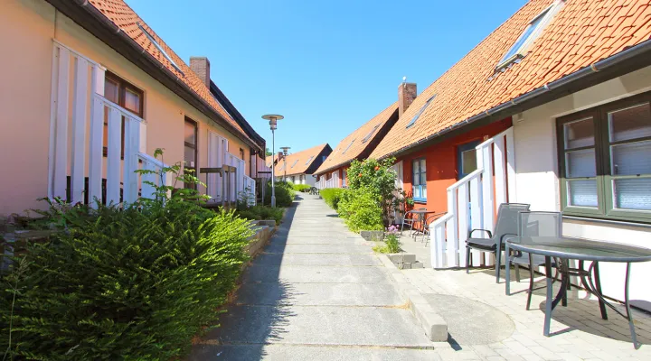 Hyggelige huse i forskellige farver i Gudhjem Feriepark