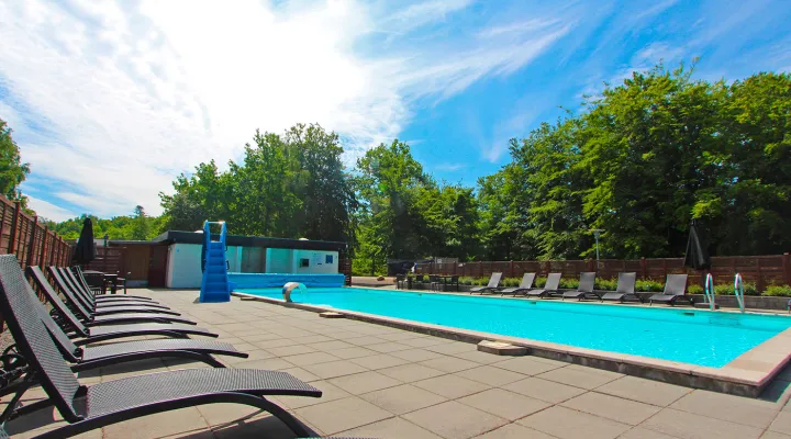 Slap af ved poolen hos Hasle Hytteby og Feriepark