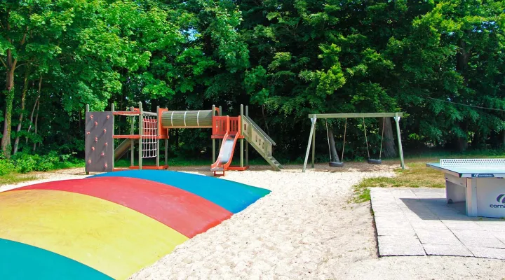 Legeområde med hoppepude og bordtennis ved Hasle Hytteby og Hasle Feriepark