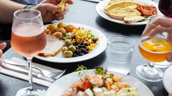 Nyd den lækre aftenbuffet med drikkevarer ad libitum hver aften på Abildgaard All-Inclusive