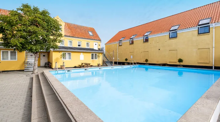 Købmandsgården i Gudhjem byder på en hyggelig gård med swimmingpool
