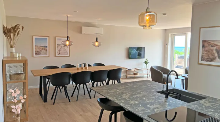 Sandkås Seaview Køkken og spisestue i ferielejlighed