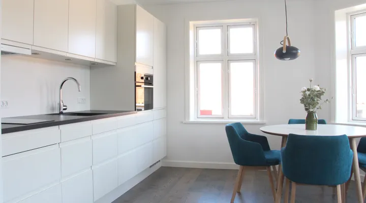 Svaneke Bageriet - Køkken med spiseplads