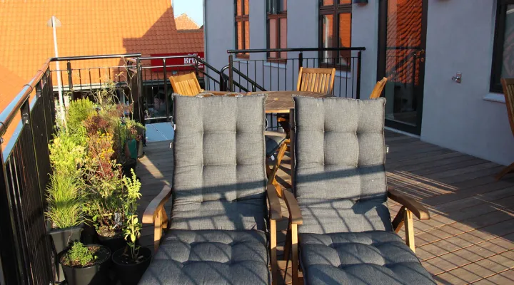 Svaneke Bageriet - Altan med liggestole