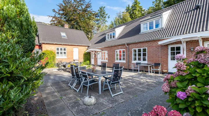 Dejlig stor terrasse med havemøbler i Lille Skovholt