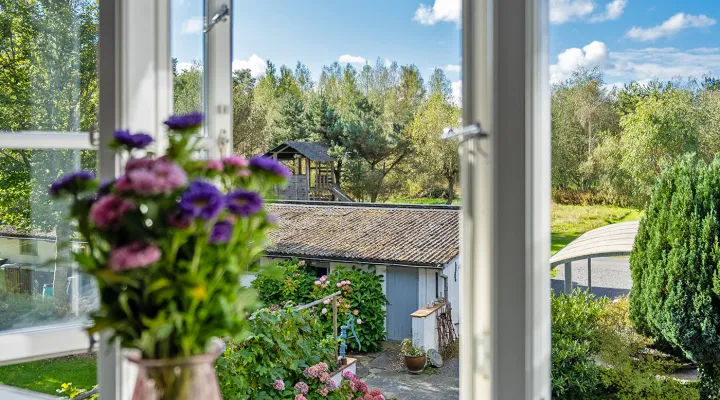 Fantastisk udsigt over omgivelserne fra spisepladsen i Lille Skovholt