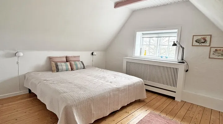Flot og lyst soveværelse på 1. sal i Gammelgård