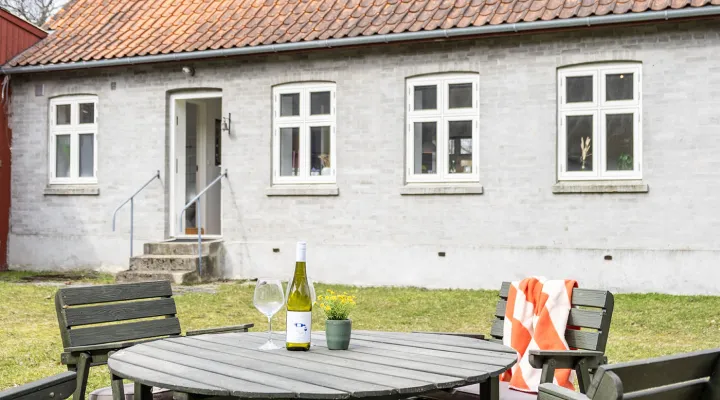 Gårdsplads med havemøbler i Odinhus