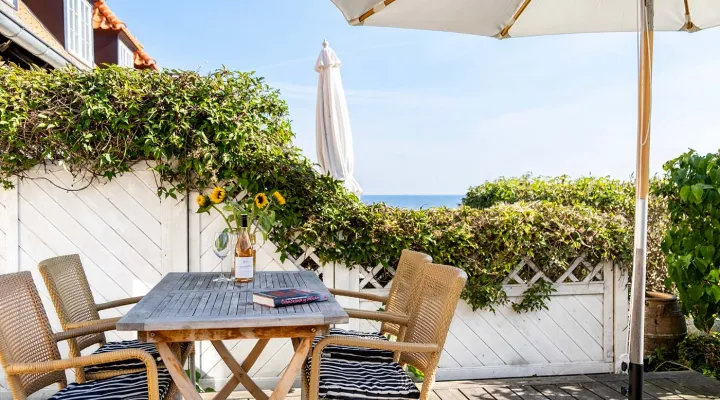 Nyd den dejlige sommerstemning på din egen terrasse hos Østersøen Ferielejligheder