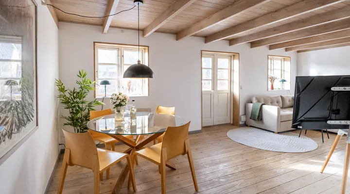 Lækkert og lyst opholdsrum med spiseplads i Mosehuset