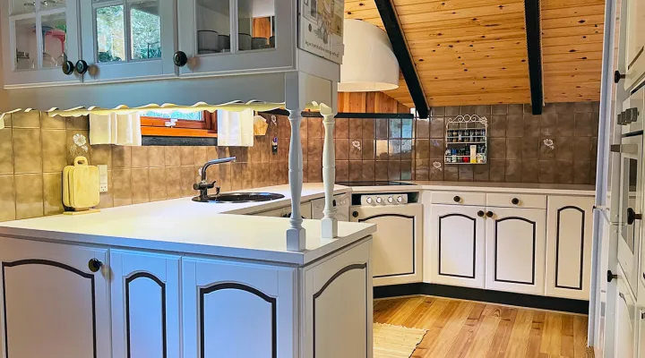 Retrohuset - Køkken med masser af bordplads