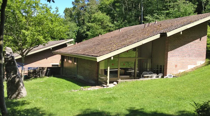 Hammershuse 1C med stor, grøn have og overdækket terrasse