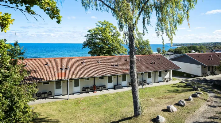 Området ved ferielejlighederne hos Sandkås Søpark