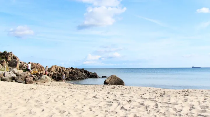 Sandkås Strand - Sand og klipper i malerisk forening
