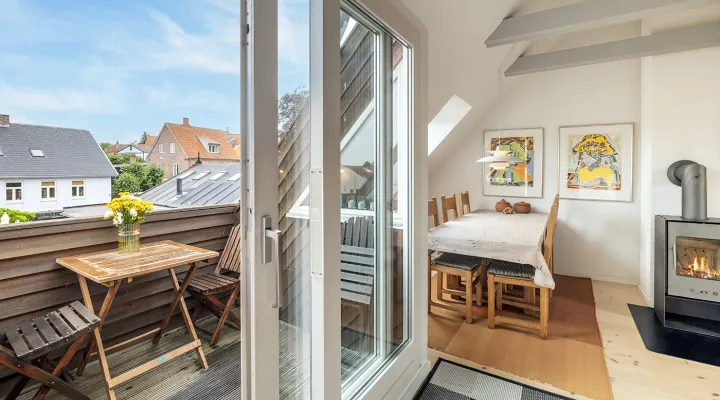 Opholdsrum med udgang til lille altan i Smedjen 