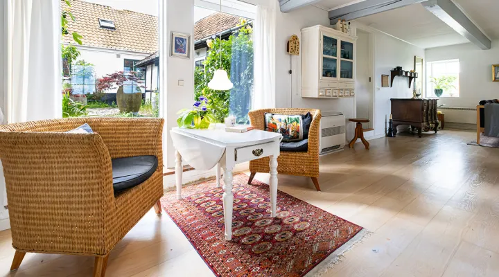 Hyggelig i et sommerhus med flettede stole