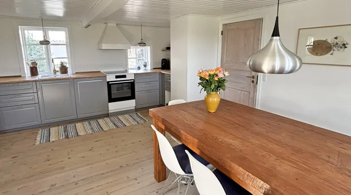 Rummeligt køkken med spiseplads i Gammelgård