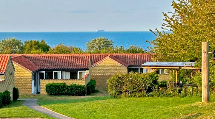 Storløkke Feriepark ligger med fin udsigt til havet fra den store fælleshave