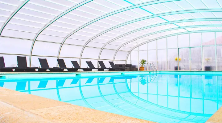 Overdækket pool hos Storløkke Feriepark