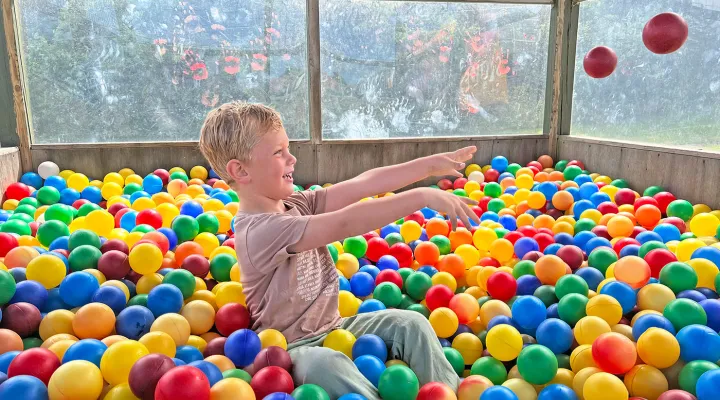 Kuglebassinet hos Storløkke Feriepark er altid populært hos de små i familien