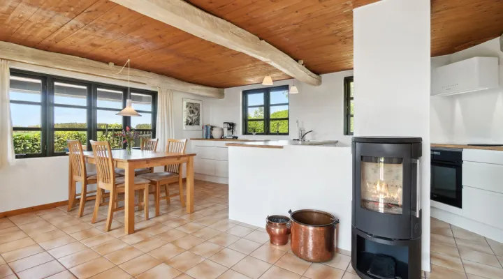 Stråhytten - Køkken og spisestue med brændeovn