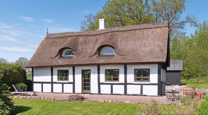 Stråhytten set udefra