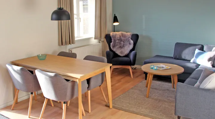 Strandløkken - Feriehus for 4 - Stuen (der er tv i stuen)