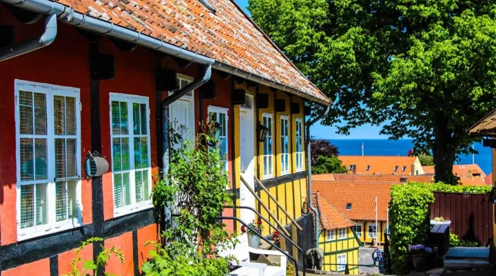 Skønne bindingsværkshuse i Svaneke på en solrig sommerdag